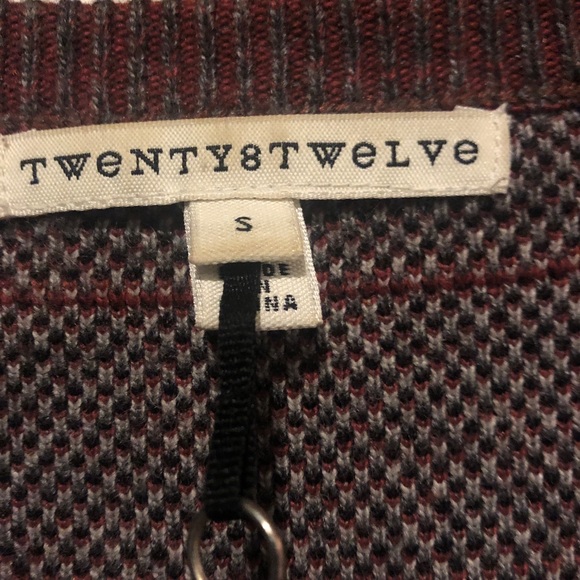 Beautiful long patterned sweater. - Picture 3 of 4